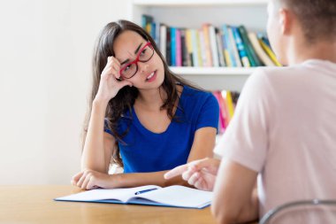 Gözlüklü tembel inek öğrenci. Okul öğrencilerinden öğreniyor.