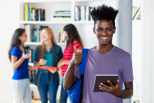 Jovem Estudante Afro Americano Sexo Masculino Com Tablet Computador Com — Fotografia de Stock