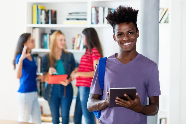 Studente Afroamericano Maschio Con Tablet Computer Con Gruppo Studenti Universitari — Foto Stock