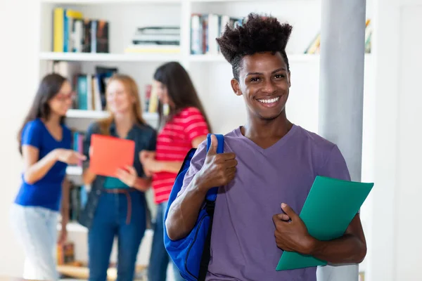 Framgångsrik Afrikansk Amerikansk Manlig Student Med Grupp Multietniska Högskolestudenter Klassrummet — Stockfoto