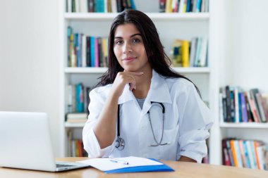 Hastanede Coronavirus 'a karşı aşı araştırması yapan gülümseyen İspanyol doktor kadın.