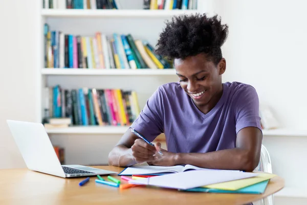 アフリカ系アメリカ人の男性学生は 自宅のコンピュータで言語を学び 卒業の準備をする — ストック写真