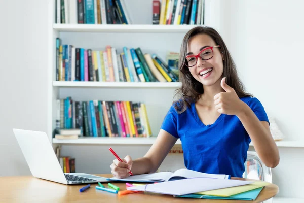 Succesvolle Nerdy Vrouwelijke Student Leren Taal Voor Bereiden Afstuderen Aan — Stockfoto