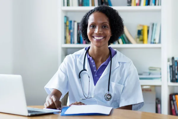 Pretty African American Female Medical Scientist Researching Vaccine Coronavirus Hospital — Photo