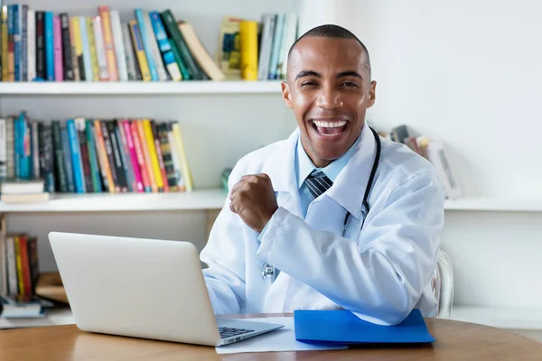 Оптимістичний Африканський Лікар Чоловічий Лікар Лікарні — стокове фото