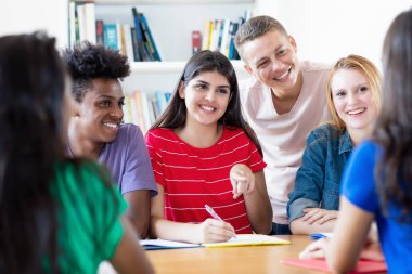 Bir grup Brezilyalı, Meksikalı ve Amerikalı öğrenci üniversite sınıfında.