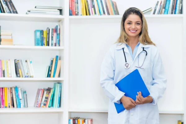 Lachende Blonde Vrouwelijke Wetenschapper Zoek Naar Vaccin Tegen Coronavirus Met — Stockfoto