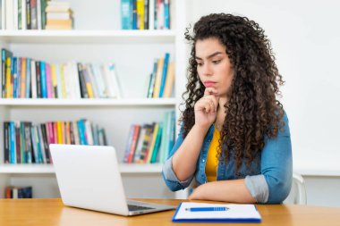 Latin Amerikalı kadının evdeki bilgisayarda karantinada olduğunu düşünüyorum.