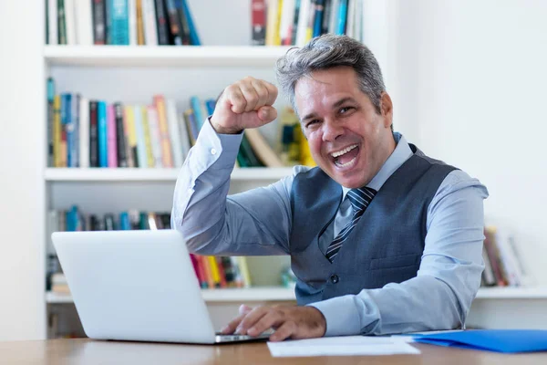 Vrolijk Volwassen Zakenman Quarantaine Aan Computer Aan Het Bureau Thuis — Stockfoto