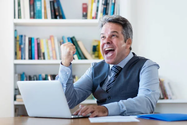 Succesvolle Volwassen Zakenman Quarantaine Achter Computer Aan Bureau Kantoor Thuis — Stockfoto