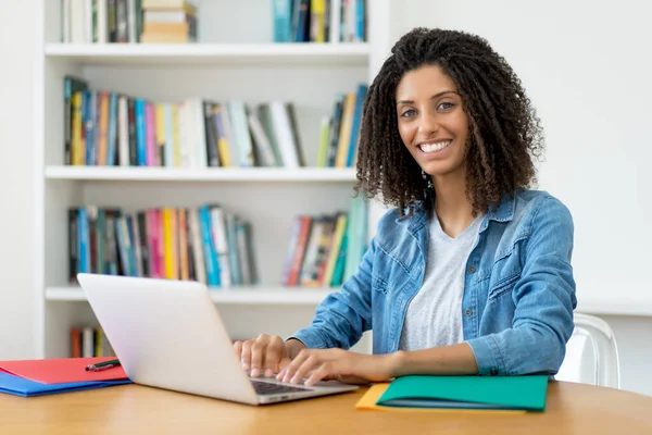 Hübsche Lateinamerikanische Studentin Lernt Sprache Online Computer Hause — Stockfoto