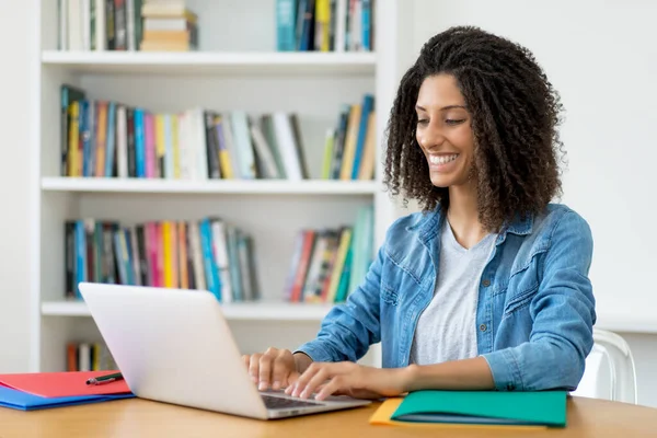 Lachende Lateinamerikanische Studentin Lernt Heimischen Computer Online Sprache — Stockfoto