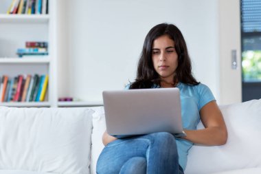 Güzel Hintli kadın evdeki bilgisayarda karantinada.