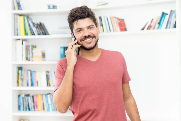 Riant Latino Américain Hipster Homme Parler Téléphone Mobile Maison — Photo