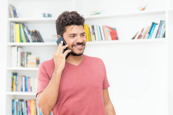 Homme Hipster Latino Américain Parlant Téléphone Portable Maison — Photo