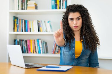 İspanyol kadın koronavirüs enfeksiyonunu önlemek için uyarıda bulundu ve işaret etti.