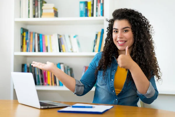 Hermosa Mujer Hispana Cuarentena Trabajando Casa Oficina — Foto de Stock