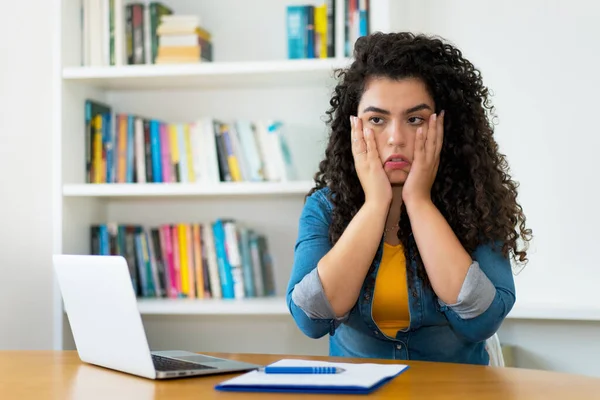 Hispanic Kvinna Avfyras Coronavirus Kris Stressad Och Ledsen — Stockfoto