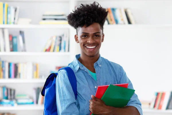 Portret Van Lachende Afro Amerikaanse Mannelijke Student Klas Van Universiteit — Stockfoto