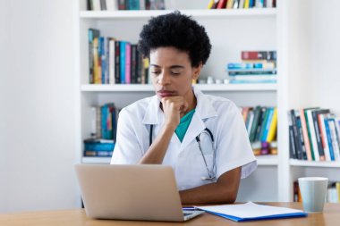 Hastanedeki ya da klinikteki bilgisayardaki Afro-Amerikalı kadın doktoru düşünüyorum.