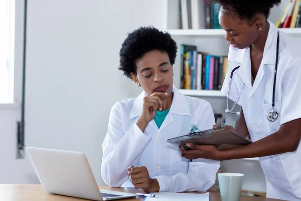 Médecine Afro Américaine Avec Jeune Infirmière Étudiante Médecine Hôpital Clinique — Photo