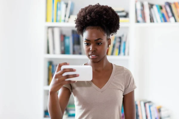 Africano Americano Joven Mujer Adulta Viendo Vídeo Línea Con Teléfono —  Fotos de Stock