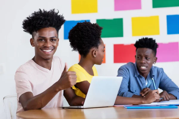 Estudiante Afroamericano Mostrando Pulgar Hacia Arriba Computadora Con Grupo Estudiantes — Foto de Stock