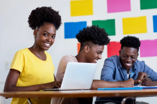 Üniversitede Üniversitede Bir Grup Öğrenciyle Bilgisayar Başında Afrikalı Amerikalı Kız — Stok fotoğraf