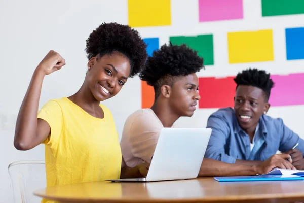 Animando Una Estudiante Afroamericana Computadora Con Grupo Estudiantes Aula Universidad — Foto de Stock