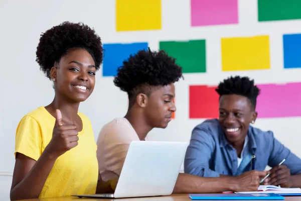 Jolie Étudiante Afro Américaine Ordinateur Avec Groupe Étudiants Salle Classe — Photo