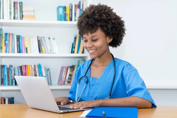 Infirmière Afro Américaine Étudiante Médecine Ordinateur Hôpital — Photo