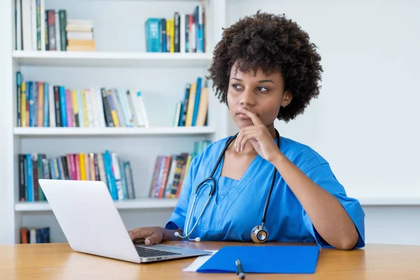 Penser Infirmière Afro Américaine Étudiant Médecine Ordinateur Hôpital — Photo