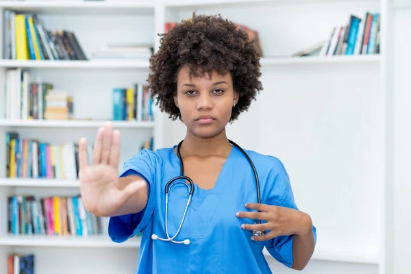 Африканська Американська Медсестра Жестикулює Зупинці Соціальній Відстані Лікарні — стокове фото