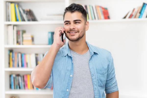 Lachen Spaanse Hipster Man Quarantaine Praten Mobiele Telefoon Binnen Huis — Stockfoto