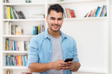 Evdeki cep telefonuyla karantinaya alınan İspanyol hippinin videosu.