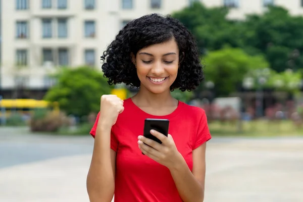 Rindo Brasileiro Jovem Mulher Adulta Compras Line Livre Cidade — Fotografia de Stock