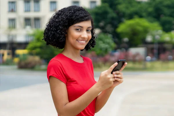 Chamada Vídeo Mulher Adulta Jovem Brasileira Com Telefone Celular Livre — Fotografia de Stock