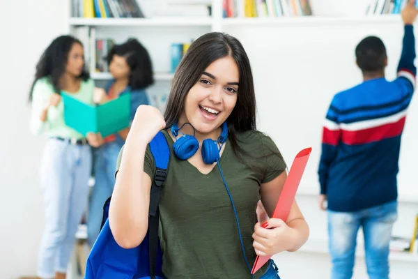 Torcendo Espanhol Estudante Sexo Feminino Com Grupo Estudantes Universidade — Fotografia de Stock