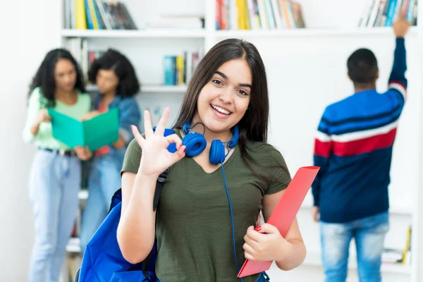 Ganska Spansk Kvinnlig Student Med Grupp Studenter Vid Universitetet — Stockfoto