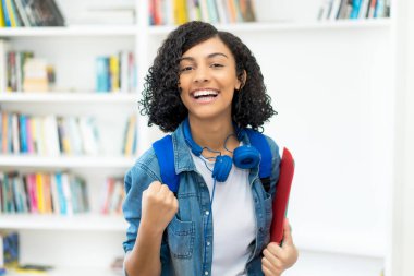 Üniversitenin sınıfında başarılı bir Brezilyalı bayan öğrenci.