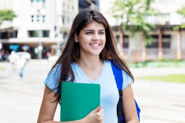 Yazın şehir dışında güzel bir İspanyol kız öğrenci.