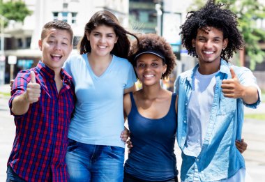 Latin, Kafkas ve Afrikalı Amerikan gençlerinin yazın şehirde çekilmiş grup fotoğrafları.