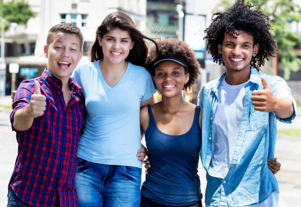 Groepsfoto Van Spaanse Blanke Afrikaanse Amerikaanse Jonge Volwassenen Zomer Stad — Stockfoto