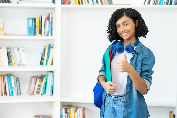 Radosna Brazylijska Studentka Książkami Klasie Uniwersyteckiej — Zdjęcie stockowe