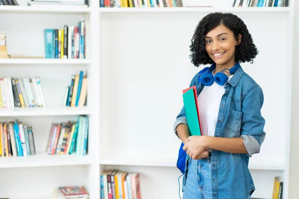 Jonge Braziliaanse Vrouwelijke Student Met Boeken Klas Van Universiteit — Stockfoto