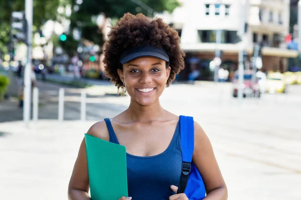 Yazın Gülen Afro Amerikan Bayan Öğrenci — Stok fotoğraf