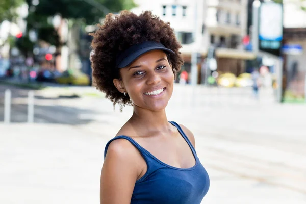 Γελώντας Αφροαμερικανή Νεαρή Ενήλικη Γυναίκα Υπαίθρια Στην Πόλη Καλοκαίρι — Φωτογραφία Αρχείου