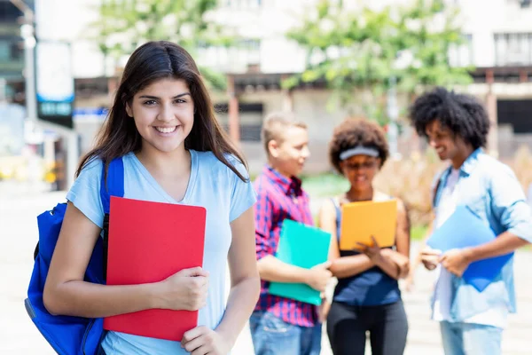 Vacker Latinamerikansk Kvinnlig Student Med Grupp Multietniska Unga Vuxna Utomhus — Stockfoto