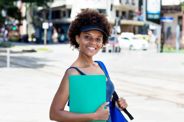 Όμορφη Αφροαμερικανή Φοιτήτρια Υπαίθρια Στην Πόλη Καλοκαίρι — Φωτογραφία Αρχείου