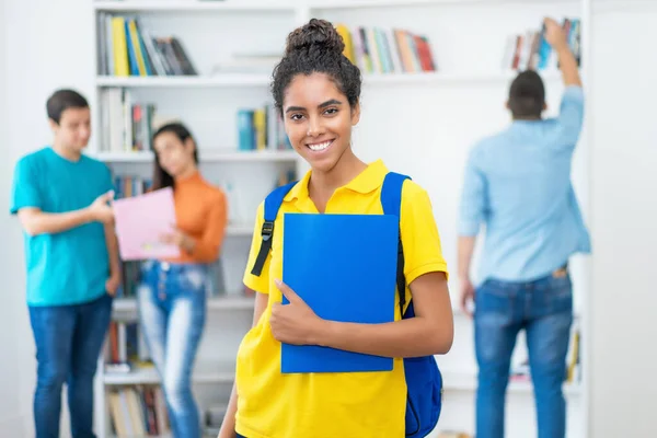 Smějící Indická Studentka Skupinou Multietnických Studentů Vysoké Škole — Stock fotografie